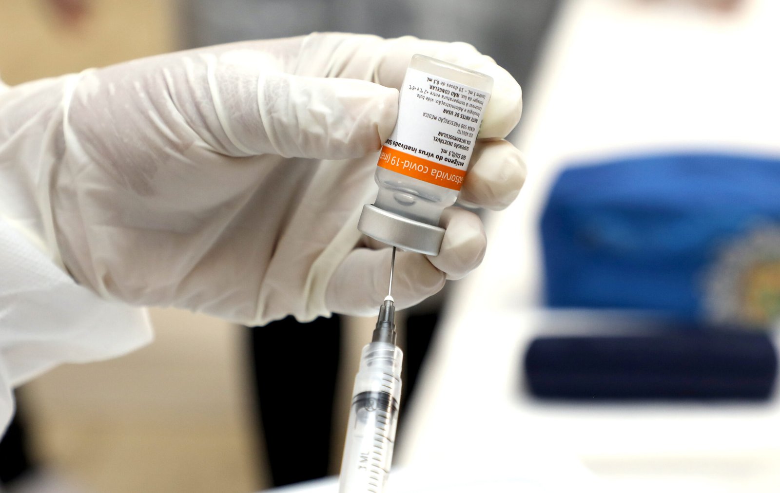 Profissional de saúde aplica vacina em Cuiabá.