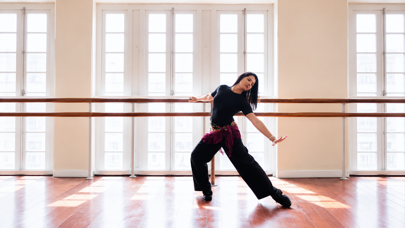 Andressa Viana executando movimento de dança em estúdio