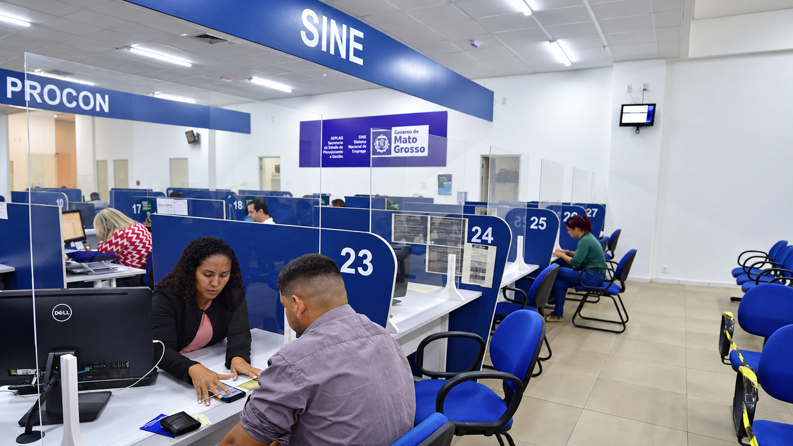 Atendimento a trabalhador em unidade do Sine-MT durante oferta de vagas de emprego